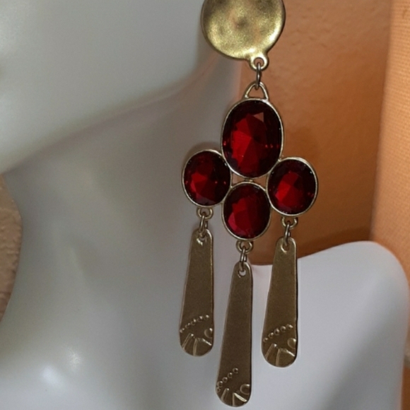 00 Jewelry - 💝!NEW!! Red and matte goldtone earrings.